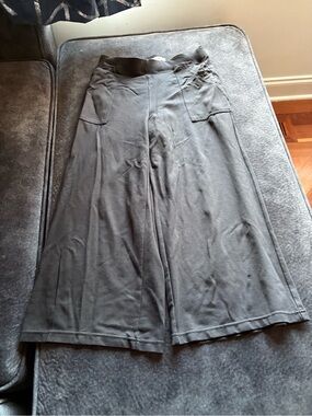 Max Studio Charcoal Wide-Leg Capris with Patch Pockets